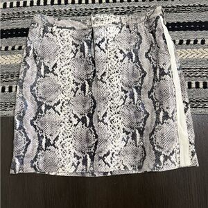 Faux leather snakeskin mini skirt, vintage BB Dakota. Size 4
